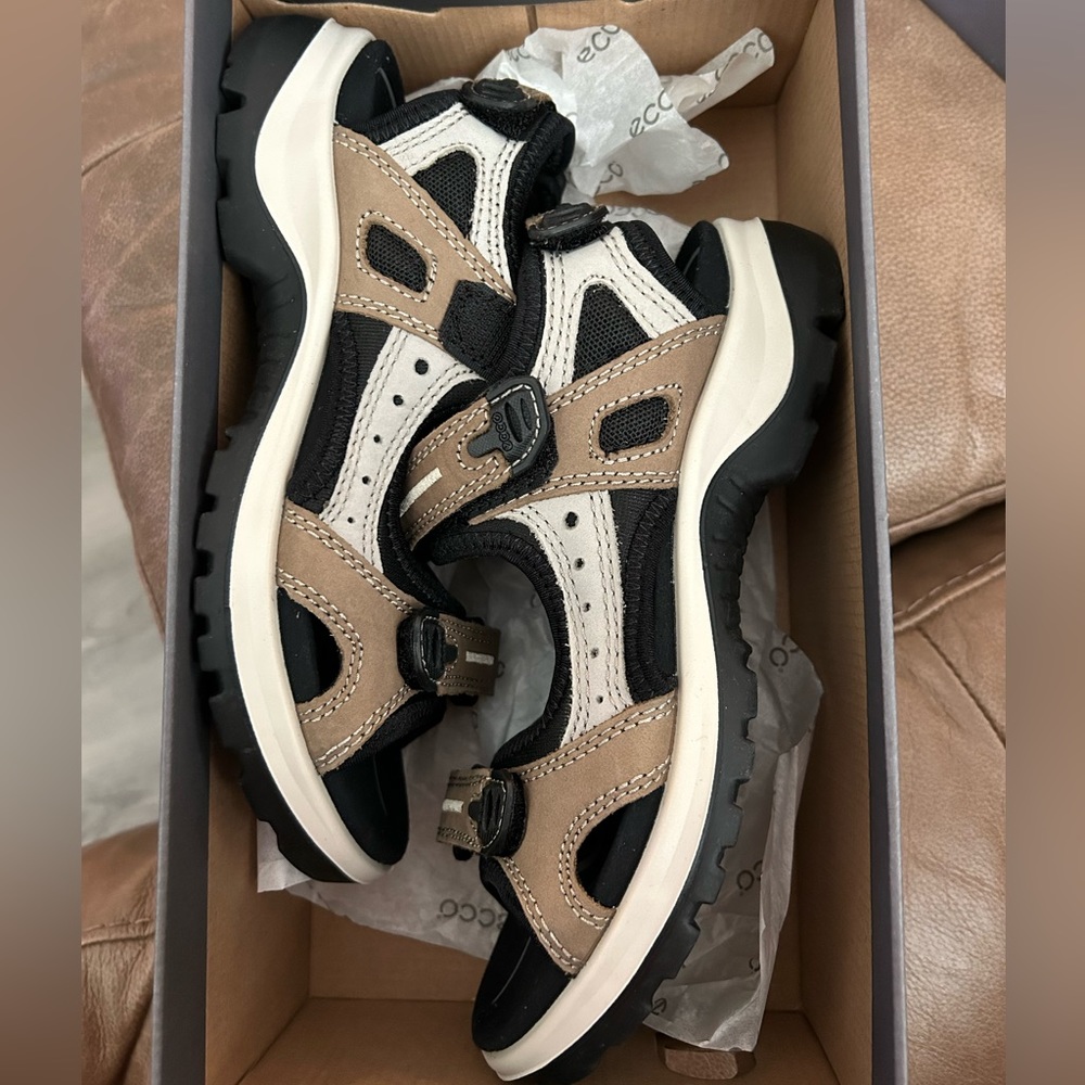 brand new ECCO OFFROAD yucatan sandal !